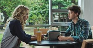 Jessica Rothe als Tree und Israel Broussard als Carter