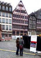 FF Roemer Lichtinstallation Passanten copyright Stadt Frankfurt