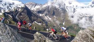 u biken in der gruppe im sommer c tvb grossglockner zellersee ferienregion nationalpark hohe tauern