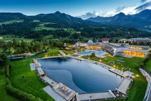 u Panorama Alpentherme Sommer Daemmerung