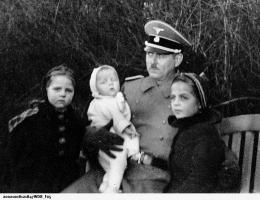 fm nax Der gute Vater Sattler mit drei Tochtern