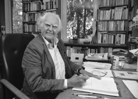 F Hilmar Hoffmann sitzt an seinem Schreibtisch am 21. August 2015 in seinem Wohnhaus in Frankfurt Schwarzweissmontage Foto Bernd Kammerer