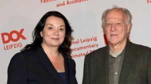 ff festivaldirektorin leena pasanen und der regisseur werner herzog bei der eroeffnung des dokumentarfilmfestivals dok leipzig
