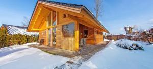 u chalet aussenansicht mit schnee bayern chalets