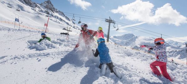 u familie beim spielen im schnee c sebastian stiphout tvb warth schroecken