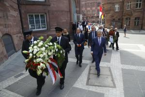 p Gedenkveranstaltung 20 Juli Kranzniederlegung Mahnmal Paulskirche Copyright Stadt Frankfurt am Main Foto Mike Reuss