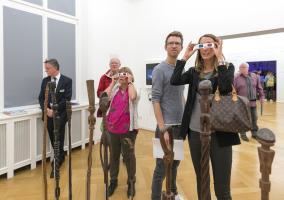 f Grey is the new pink Besucher 3D Weltkulturen Museum copyright Wolfgang Guenzel