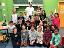 F Jan Schneider mit Klassenlehrerin Michelle Braun in der Klasse 3a der Ebelfeldschule