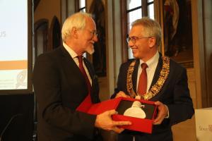 F Oberbuergermeister Feldmann ehrt Rudolf W Sirsch Generalsekretaer des Deutschen Koordinierungsrates Foto Rafael Herlich