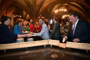 F Stadtrat Josef und Stadtverordnetenvorsteher Siegler verteilen Frankfurter Kranz Foto Rainer Rueffer