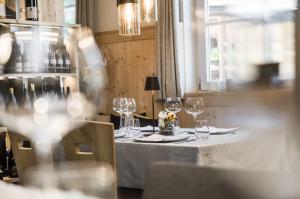 u liebevoll gedeckter tisch im restaurant c hannes niederkofler presulis lodge