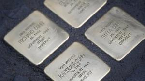 vier stolpersteine sind in den boden eingelassen in frankfurt werden 20 neue steine in gedenken an die einstigen juedischen bewohner verlegt