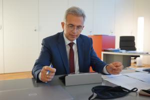 Oberbuergermeister Peter Feldmann Schalte Bundeskanzler Angela Merkel Copyright Olaf Schiel