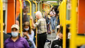 menschen mit masken sitzen in einem waggon archivbild in frankfurt ist die zahl der neuinfektionen angestiegen 