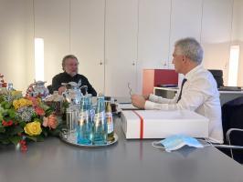 Claus Juergen Goepfert im Gespraech mit OB Feldmann Foto Olaf Schiel