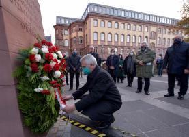 OB legt Kranz nieder Copyright Stadt Frankfurt Bernd Kammerer