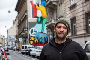 Streeart Kuenstler Justus Becker vor seinem Gemaelde Foto Szines Varos.2536743