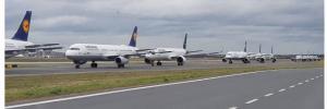 kpm Lufthansa parkt Maschinen auf der Nordwest Landebahn des Frankfurter Flughafens.jpg