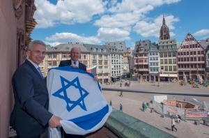 Buergermeister Uwe Becker Oberbuergermeister Peter Feldmann Hissen Flagge Israel 2 Copyright Stadt Frankfurt am Main Bernd Kammerer
