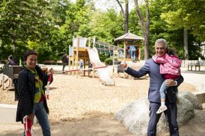 Peter Feldmann und Rosemarie Heilig geben den Spielplatz im Holzhausenpark wieder frei Foto Salome Roessler 1