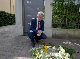 OB Feldmann bei der Zeremonie fur Familie Neumann Copyright Stadt Frankfurt Foto Bernd Kammerer