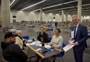 Oberbuergermeister Feldmann besucht Evakuierte in der Messehalle11 Foto Kammerer