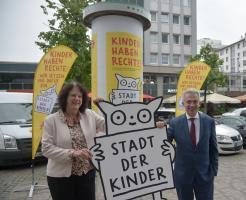 Saeulen Kinderrechte Bildungsdezernentin Sylvia Weber Oberbuergermeister Peter Feldmann 2 Copyright Stadt Frankfurt am Main Bernd Kammerer