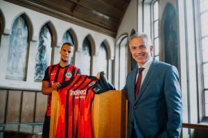 Eintracht Spieler Timothy Chandler und OB Peter Feldmann Copyright Rappl