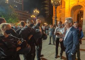 OB Feldmann spricht mit Polizisten Copyright Stadt Frankfurt Foto Bernd Kammerer1