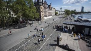 fussgaenger und radfahrer sind auf dem mainkai in frankfurt unterwegs ab dem 1 september sollen hier wieder autos fahren duerfen 1