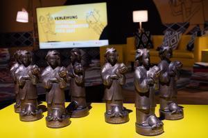 momo Statuetten fur den
