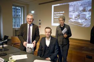 OB Peter Feldmann Stabsstellenleiter Mathias Hoelzinger und Kulturdezernentin Ina Hartwig stellen die Konzeptstudie vor Copyright Stadt Frankfurt Foto Bernd Georg