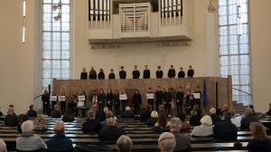 Schueler innen der Dieburger Goetheschule mit dem Chor Copyright Volksbund Hessen