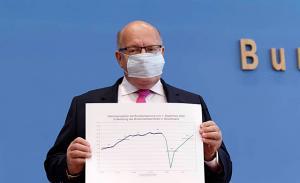 Bundeswirtschaftsminister Altmaier prasentiert auf der Bundespressekonferenz Indizien fur eine wirtschaftliche Erholung