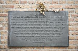 Gedenktafel an der Fassade der Adlerwerke Copyright Kulturdezernat der Stadt Frankfurt Foto Salome Roessler