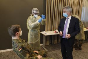OB Feldmann empfaengt Bundeswehr Abordnung 1 Copyright Stadt Frankfurt Foto Maik Reuss