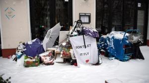 die habseligkeiten eines obdachlosen liegen vor einem eingang trotz der extremen wetterbedingungen meiden viele obdachlose menschen die notunterkuenfte