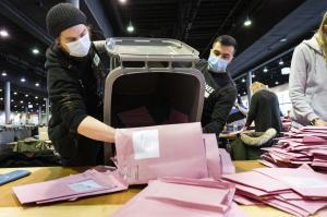 Urnen mit Wahlbriefen werden geleert Foto Roessler