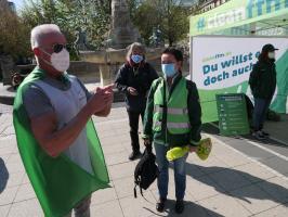 Prominente Unterstuetzung beim Frankfurt Cleanup Umweltdezernentin Rosemarie Heilig und cleanffm Sauberkeitspate Bahnbabo Copyright Stabsstelle Sauberes Frankfurt