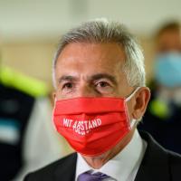 frankfurts oberbuergermeister peter feldmann mit mund nasen schutz archivbild feldmann moechte sich fuer eine bessere abstimmung der staedte bei den corona massnahmen einsetzen