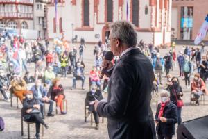Gedenkfeier 8 Mai OB Feldmann bei Ansprache am Roemerberg Foto Menzel