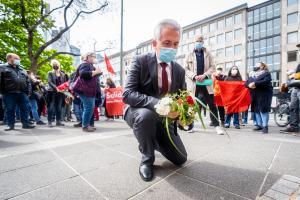 Gedenkfeier 8 Mai OB Feldmann legt Kranz nieder Foto Menzel