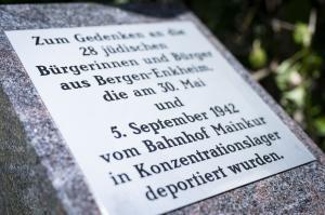 Gedenkveranstaltung Bahnhof Mainkur Jahrestag Deportation Bergen Enkheimer Juedinnen Juden Gedenkstele copyright Stadt Frankfurt am Main Salome Roessler