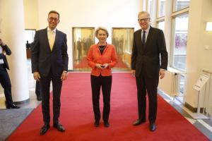 Andreas Scholz Ursula von der Leyen und Markus Frank Copyright Stadt Frankfurt Foto Maik Reuss