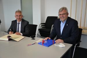 Frankfurts OB Peter Feldmann links traegt sich beim Besuch seines Amtskollegen Marius Hahn in das Gaestebuch der Stadt Limburg ein Copyright Stadt Limburg