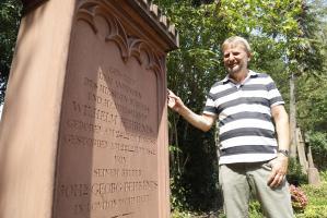 Grabpatenschaft Hauptfriedhof Udo Fedderies Patengrab Wilhelm Behrends 1 copyright Stadt Frankfurt Main Maik Reuss