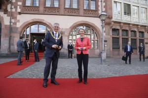 Peter Feldmann und Ursula von der Leyen vor dem Roemer Copyright Stadt Frankfurt Foto Maik Reuss