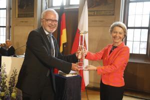 Ursula von der Leyen ueberreicht den Preis an Werner Hoyer Copyright Stadt Frankfurt Foto Maik Reuss