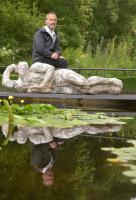 Achim Rippberger mit Edenmensch im Botanischen Garten Copyright Stadt Frankfurt Foto Bernd Kammerer