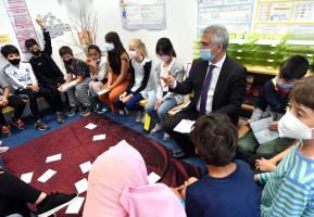 OB Feldmann beim Besuch der Grundschule Europaviertel Foto Rueffer